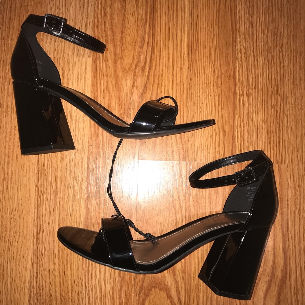 ❌ SOLD ❌ Black Two Strap Block Heel Sandals - Picture 1 of 3